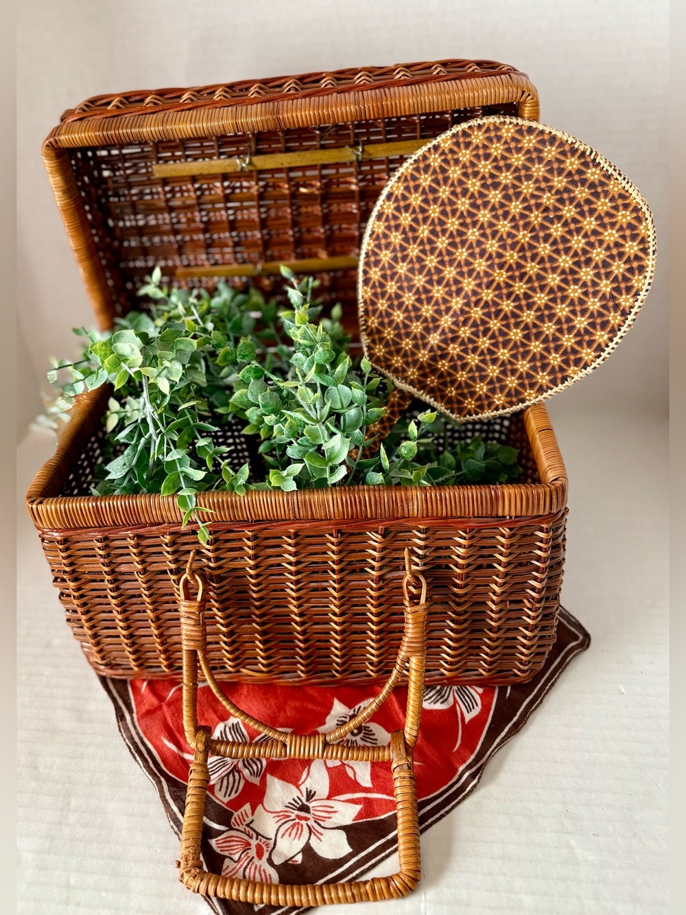Woven rattan picnic basket MCM 1960’s-80’s